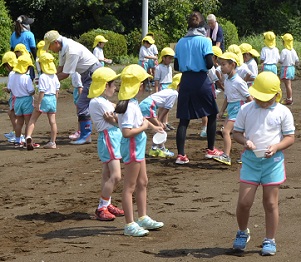 2018年度鹿室コスモス祭りへの準備が始まりました。9月6日に2018年度コスモス祭りになるコスモス畑に園児たちが種を蒔いている写真26枚目。