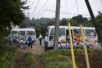 幼稚園児が種を蒔きにやってきた写真1