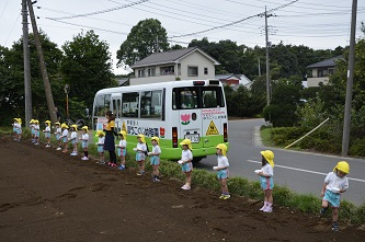 これから一斉に並んで種蒔きを始める写真3枚目