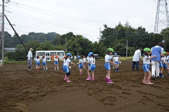 幼稚園児が種蒔きをしている様子の写真2枚目