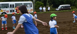 幼稚園児が種蒔きをしている様子の写真3枚目