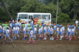 幼稚園児が種蒔きを終えたあとの写真1枚目