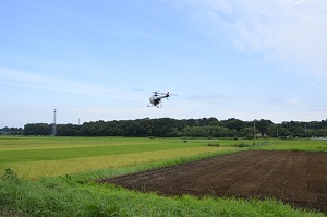 無人ヘリでコスモスの種を蒔いている写真の5枚目