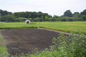 無人ヘリでコスモスの種を蒔いている写真の2枚目