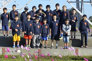 2018年度鹿室コスモス祭りでのウオーキングに参加したスポーツクラブの少年達の写真1枚目