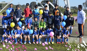 2018年度鹿室コスモス祭りでのウオーキングに参加したスポーツクラブの少年達の写真2枚目