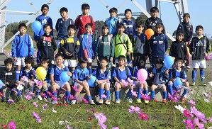 2018年度鹿室コスモス祭りでのウオーキングに参加したスポーツクラブの少年達の写真3枚目