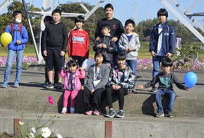 2018年度鹿室コスモス祭りでのウオーキングに参加したスポーツクラブの少年達の写真4枚目