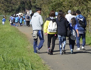 2018年度鹿室コスモス祭りでのウオーキングに参加した人達の写真3枚目