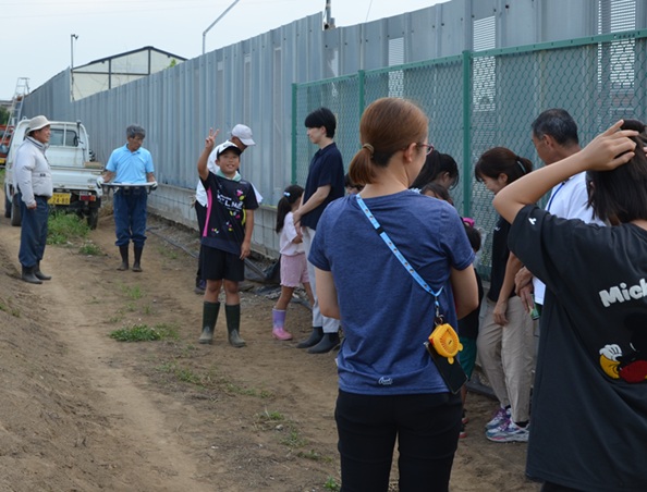 鹿室コスモス 2025年度9月20日 幼稚園児・小学生・中学性にてコスモスの種蒔を行った様子の写真2枚目
