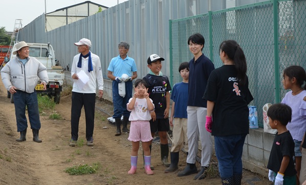 鹿室コスモス 2025年度9月20日 幼稚園児・小学生・中学性にてコスモスの種蒔を行った様子の写真3枚目