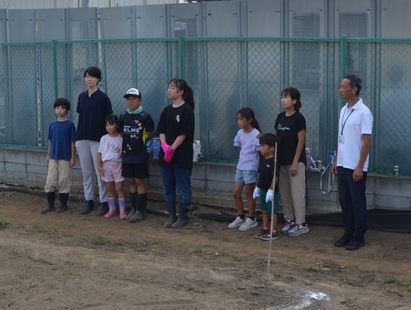 鹿室コスモス 2025年度9月20日 幼稚園児・小学生・中学性にてコスモスの種蒔を行った様子の写真5枚目