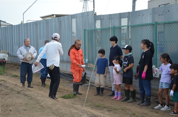 鹿室コスモス 2025年度9月20日 幼稚園児・小学生・中学性にてコスモスの種蒔を行った様子の写真6枚目