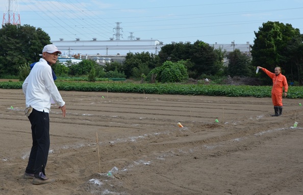 鹿室コスモス 2025年度9月20日 幼稚園児・小学生・中学性にてコスモスの種蒔を行った様子の写真7枚目