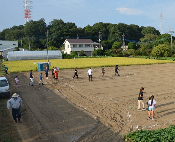 鹿室コスモス 2025年度9月20日 幼稚園児・小学生・中学性にてコスモスの種蒔を行った様子の写真8枚目