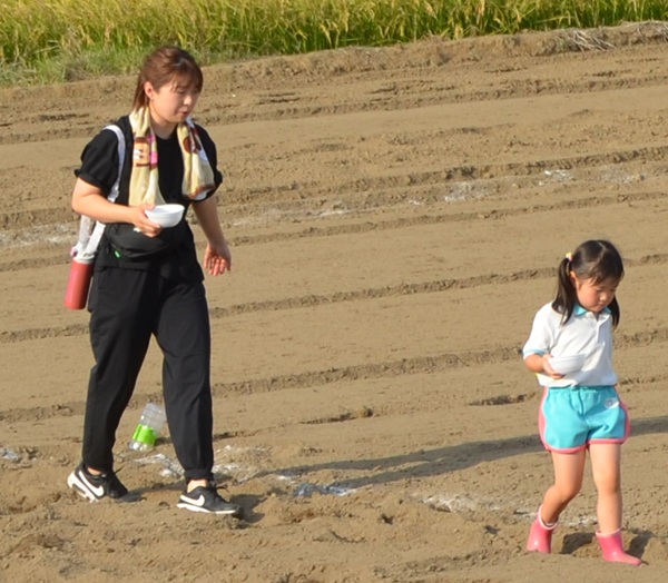 鹿室コスモス 2025年度9月20日 幼稚園児・小学生・中学性にてコスモスの種蒔を行った様子の写真9枚目