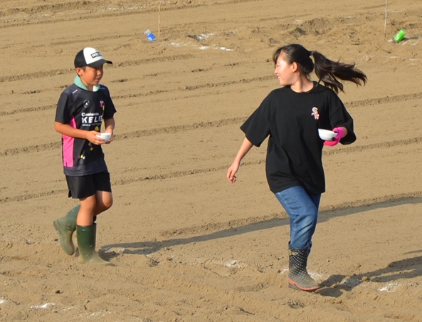 鹿室コスモス 2025年度9月20日 幼稚園児・小学生・中学性にてコスモスの種蒔を行った様子の写真10枚目