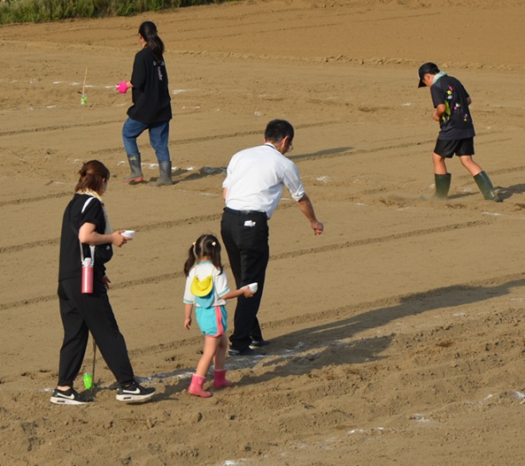 鹿室コスモス 2025年度9月20日 幼稚園児・小学生・中学性にてコスモスの種蒔を行った様子の写真11枚目