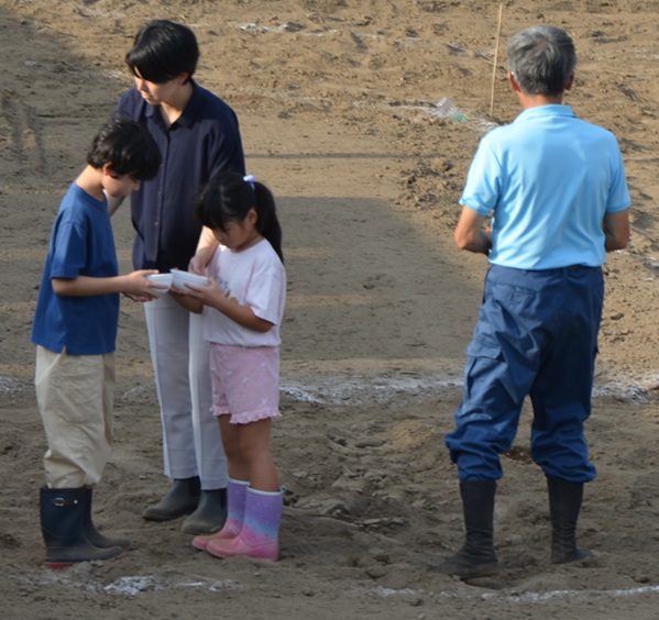鹿室コスモス 2025年度9月20日 幼稚園児・小学生・中学性にてコスモスの種蒔を行った様子の写真12枚目
