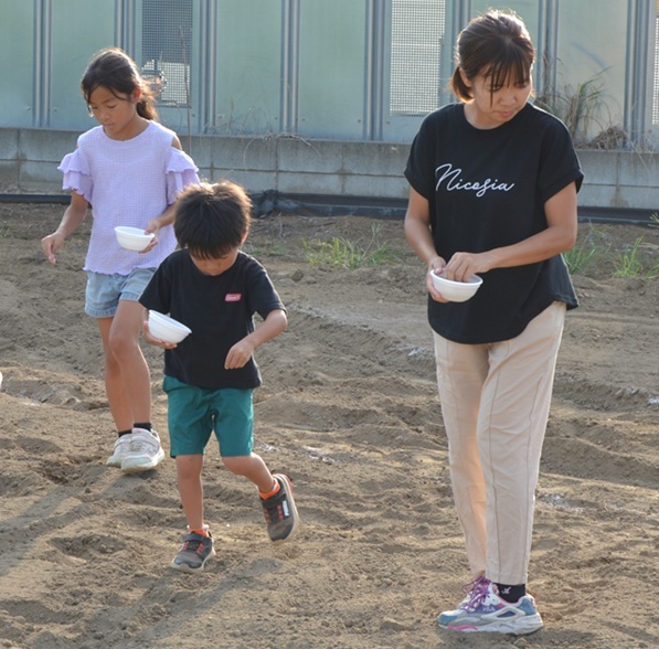鹿室コスモス 2025年度9月20日 幼稚園児・小学生・中学性にてコスモスの種蒔を行った様子の写真14枚目