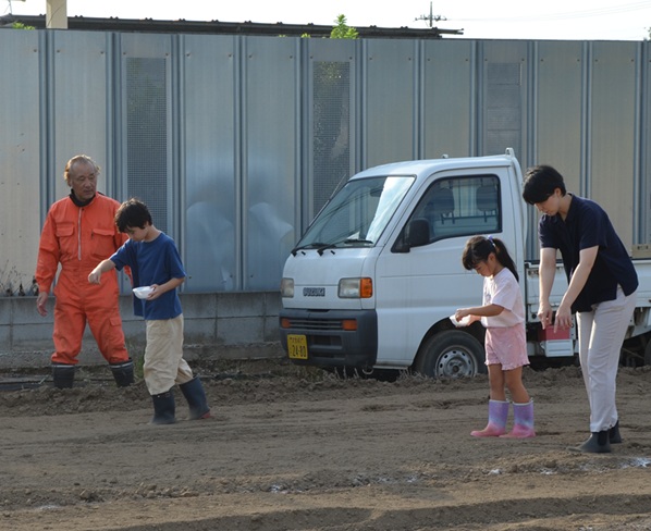 鹿室コスモス 2025年度9月20日 幼稚園児・小学生・中学性にてコスモスの種蒔を行った様子の写真15枚目