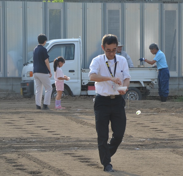 鹿室コスモス 2025年度9月20日 幼稚園児・小学生・中学性にてコスモスの種蒔を行った様子の写真17枚目
