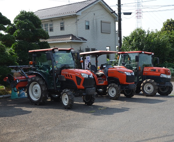 鹿室のコスモス畑の種蒔き準備のために休耕田をトラクターで耕している画像1枚目