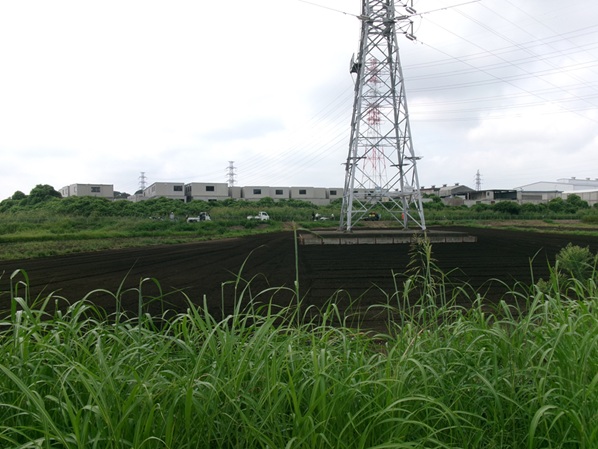 鹿室のコスモス畑にラジコンヘリを使ってコスモスの種まき作業を行った画像1枚目