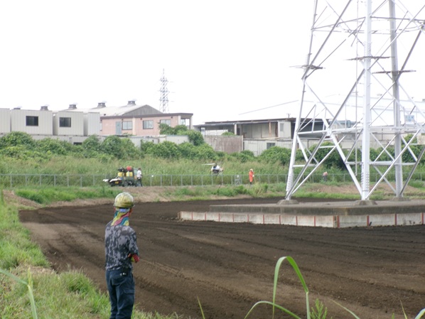 鹿室のコスモス畑にラジコンヘリを使ってコスモスの種まき作業を行った画像2枚目