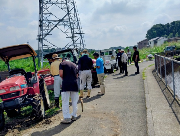 鹿室のコスモス畑にラジコンヘリを使ってコスモスの種まき作業を行った画像5枚目