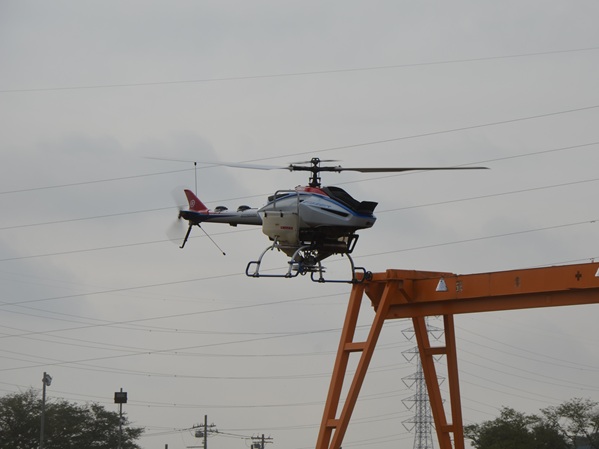 鹿室のコスモス畑にラジコンヘリを使ってコスモスの種まき作業を行った画像10枚目